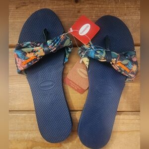 Havaianas navy blue floral bow sandals, NWT, size 9/10W, made in Brazil